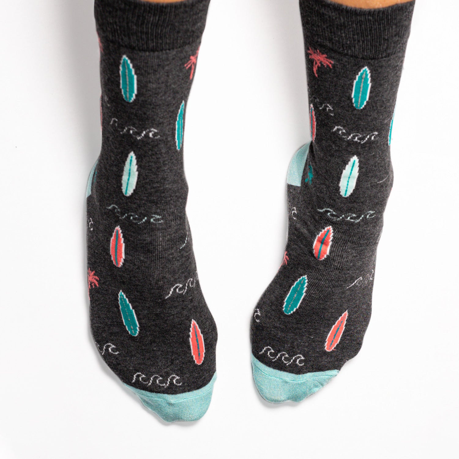 Surf boards, the best waves and beautiful palm trees make for the perfect paradise pair of socks for summer.. or even winter. Bright and breezy pastels on a light grey base. Soft. Strong. Sustainable. Comfortable. Available in US Men’s 4-8 and 8-12